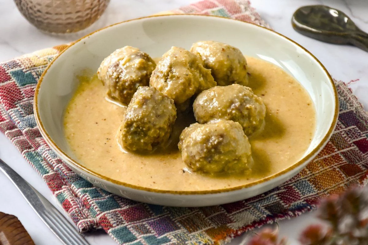 El toque especial para unas albóndigas en salsa de almendras