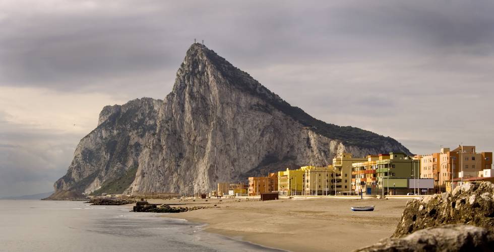 Gibraltar gana terreno al mar con más piedras 