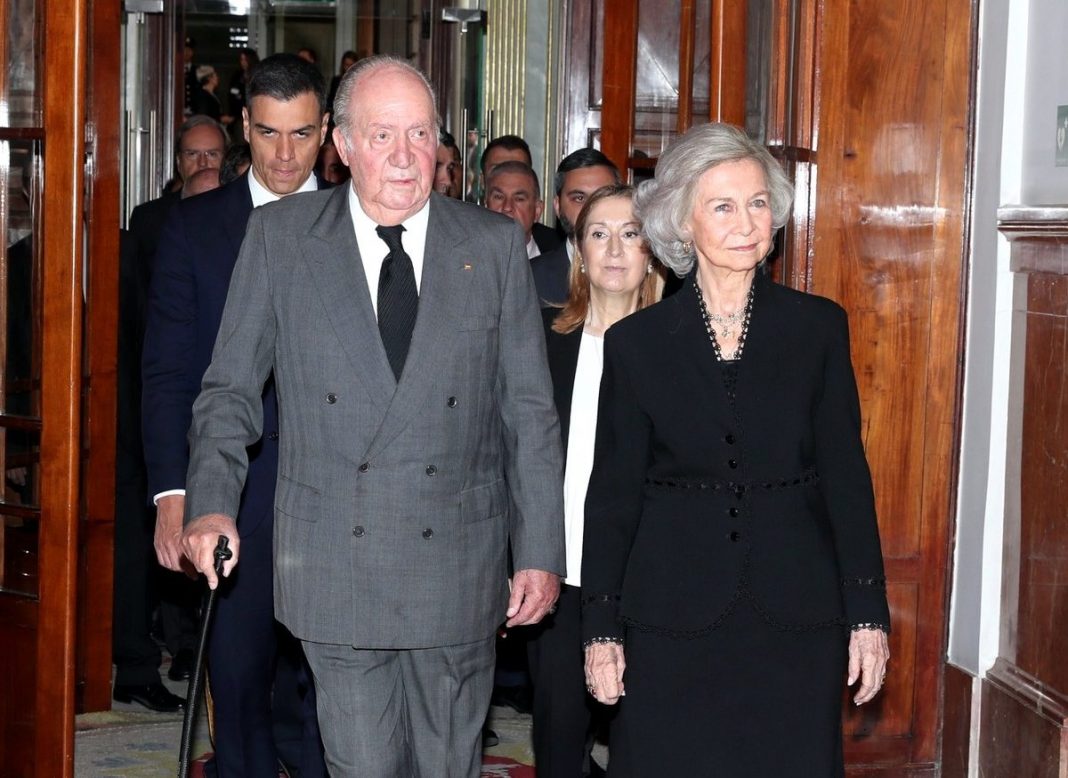 LOS GESTOS DE CARIÑO DE JUAN CARLOS I EN LA COMUNIÓN DE LA INFANTA SOFÍA