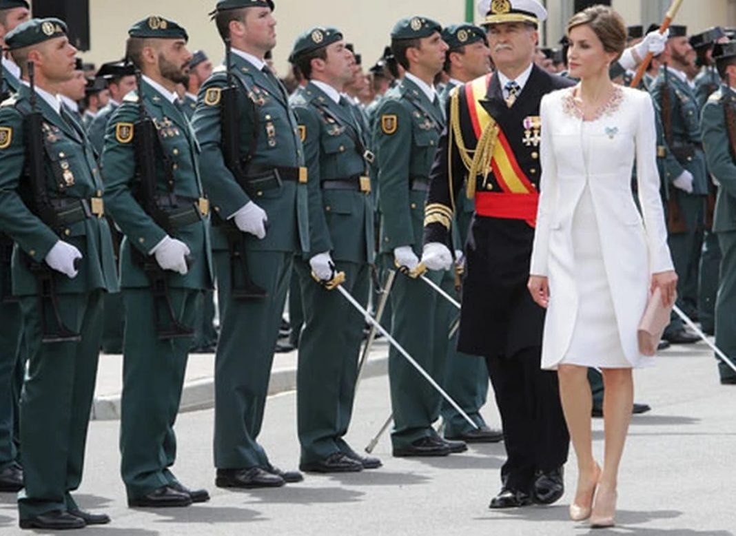 LA REINA LETIZIA SE SALTA LA TRADICIÓN DE LA CASA REAL EN EL ACTO DE LA GUARDIA CIVIL