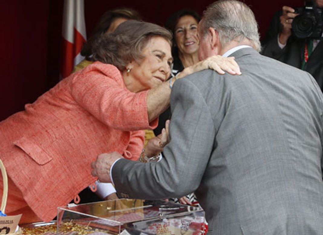 GESTOS DE CARIÑO ENTRE JUAN CARLOS Y LA REINA EN MADRID