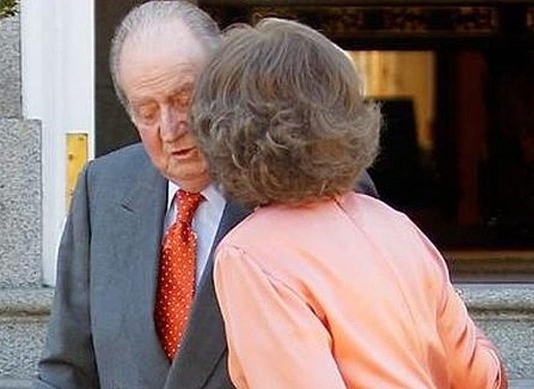 EL CARIÑOSO BESO DE DOÑA SOFÍA A JUAN CARLOS I