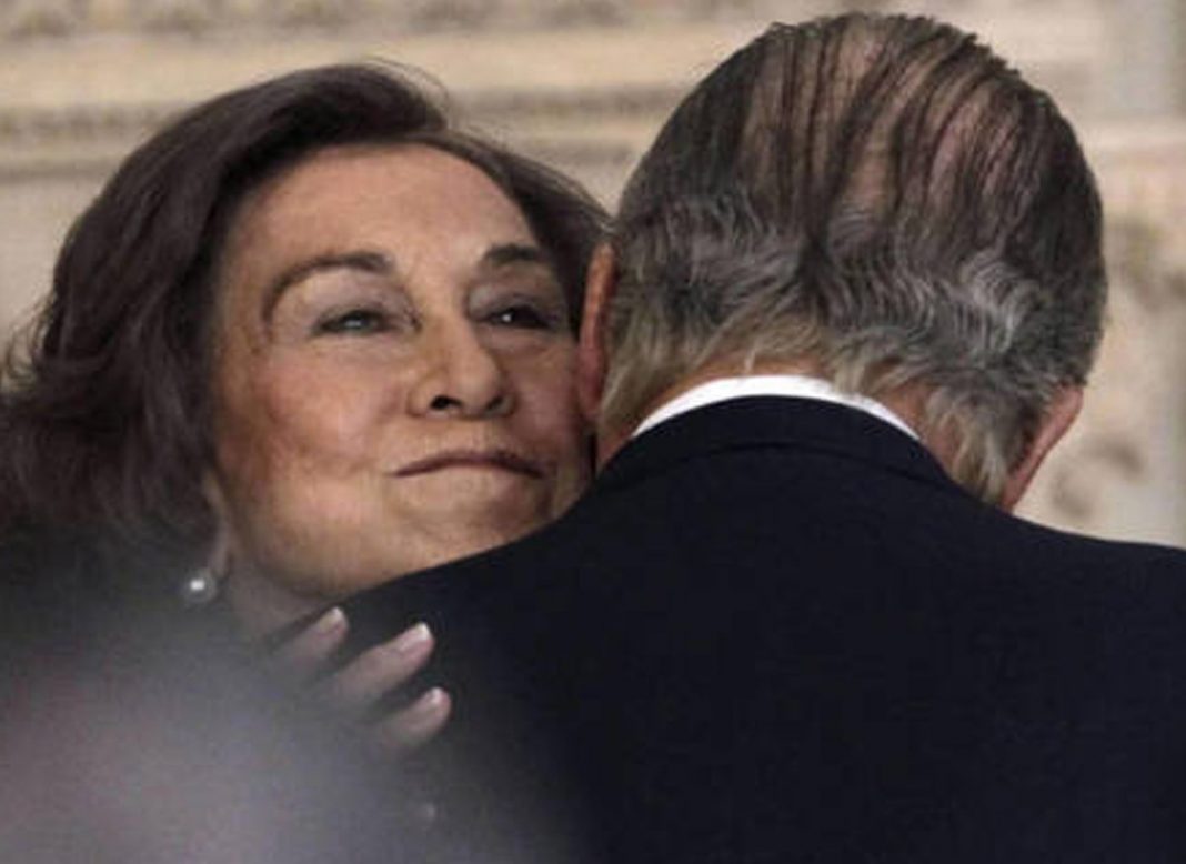 EL BESO DE SOFÍA AL REY JUAN CARLOS EL DÍA DE LA PROCLAMACIÓN DE FELIPE VI