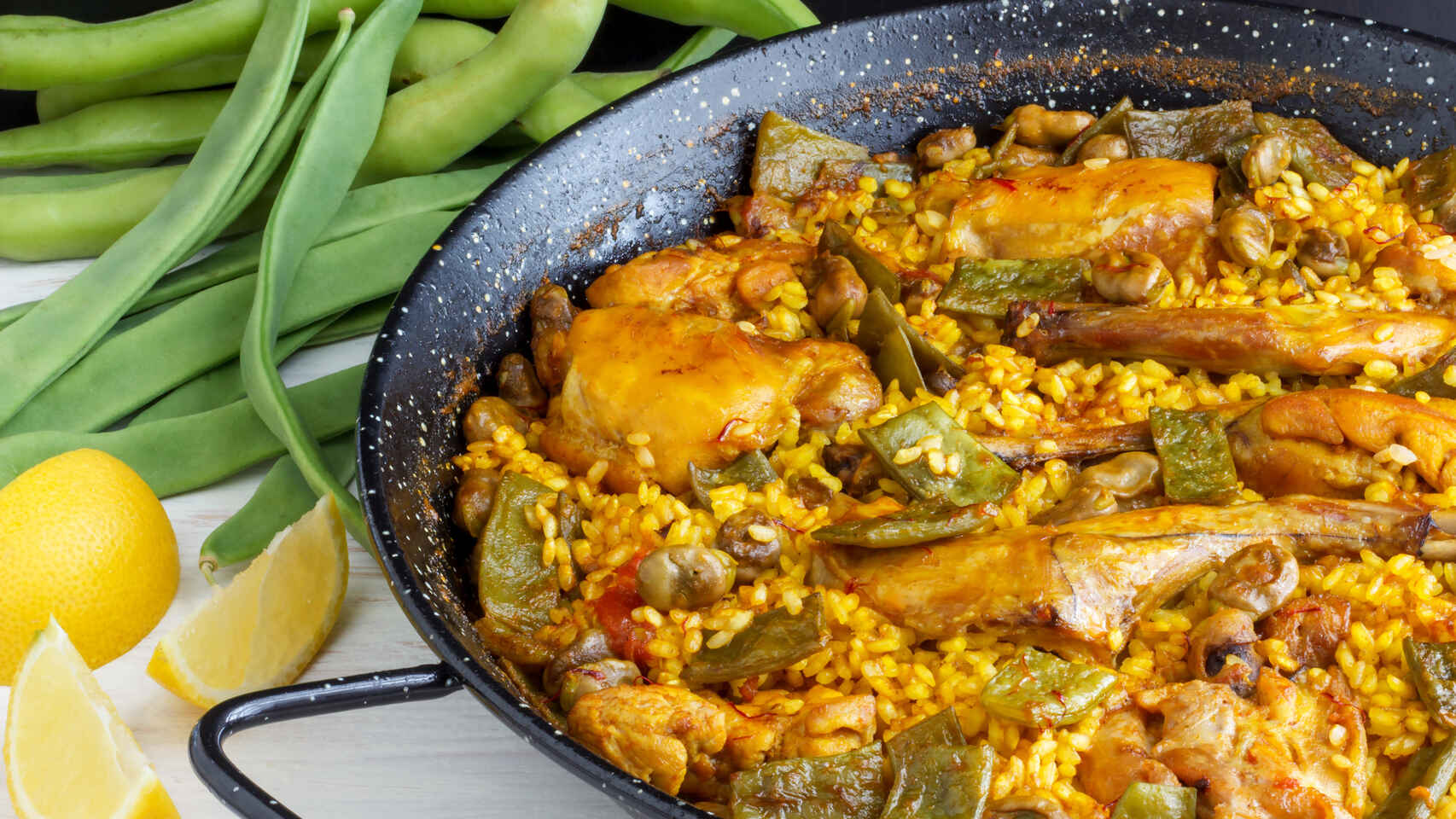 Caldo de pollo o de marisco: ¿Cómo está más rica una paella?