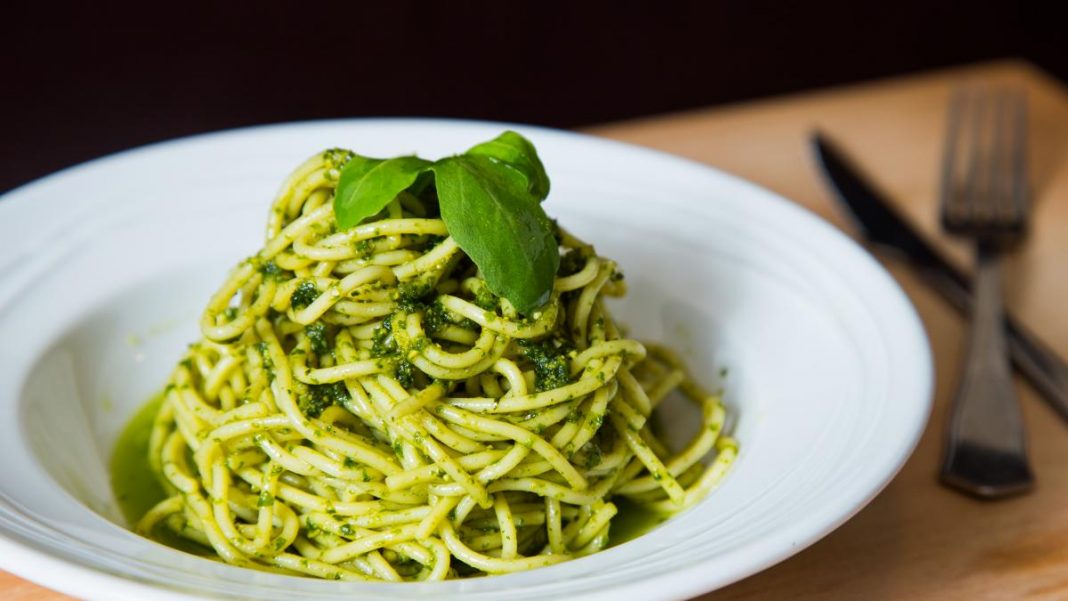 espaguetis pesto