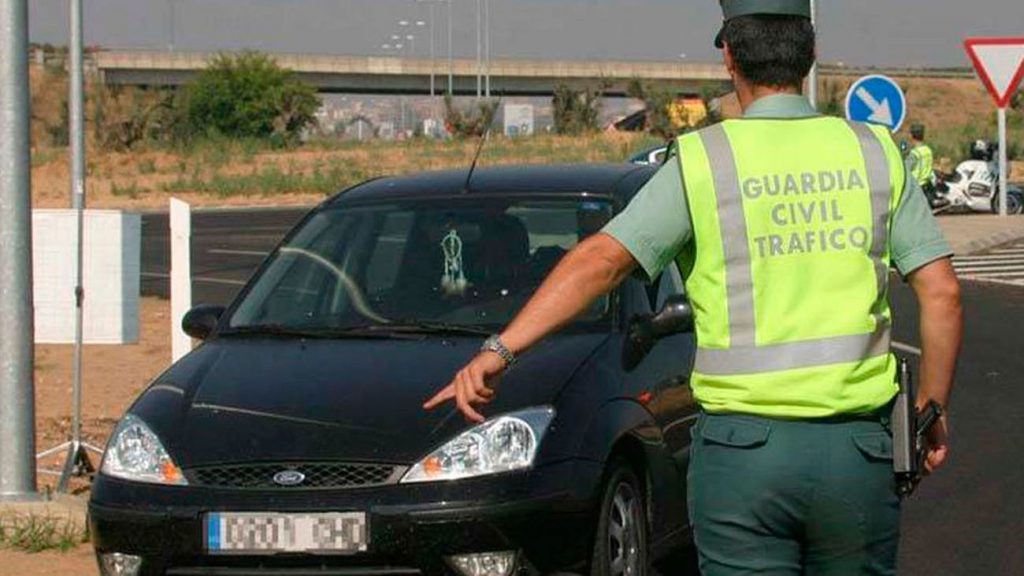 DGT: las multas que pueden ponerte, aunque no muevas el coche