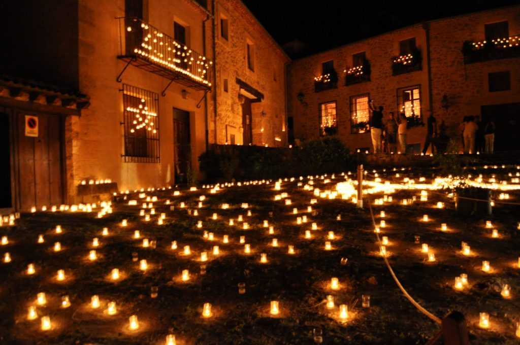 Miles de velas iluminan la ciudad 