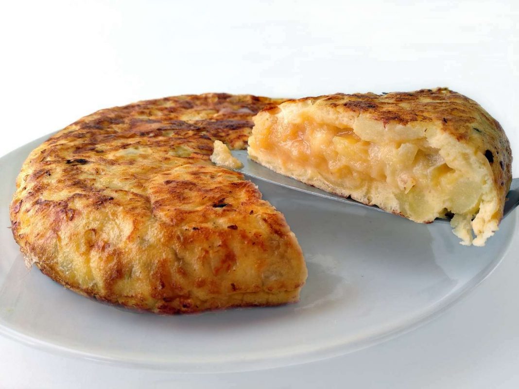 preparar tortilla de patatas con cebolla caramelizada