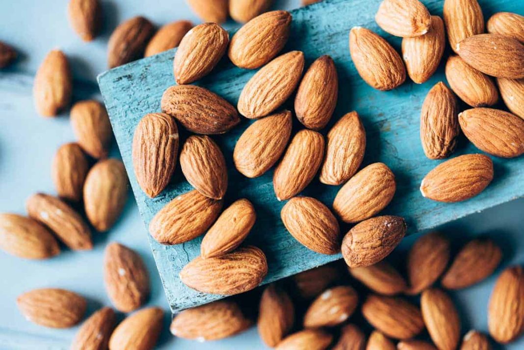 ¿Por qué es bueno consumir almendras?