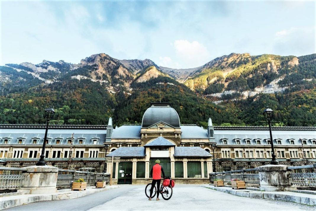 canfranc destaca por su estacion de tren