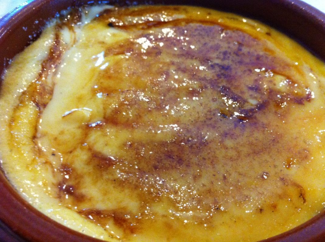 prepara los moldes de la crema catalana