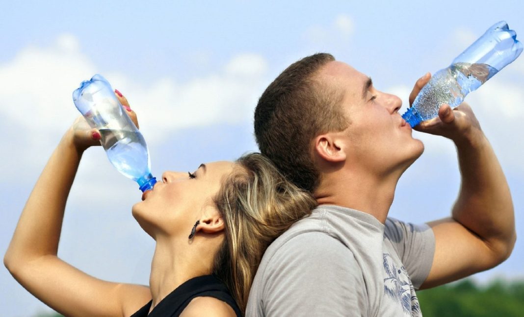 aumentar el consumo de agua es uno de los mejores cambios en tu rutina