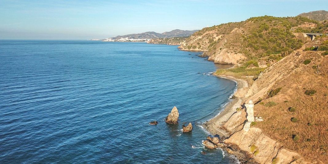 pueblos de espana playas bonitas nerja