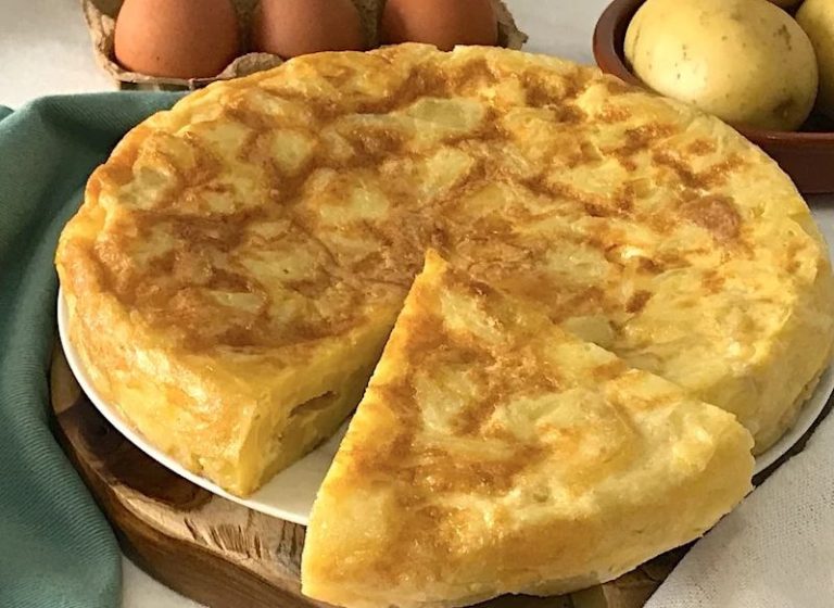 TORTILLA DE PATATAS, UN PLATO TÍPICO DE LA GASTRONOMÍA ESPAÑOLA