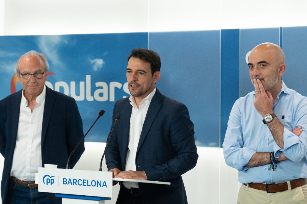Josep Tutusaus, director de campaña del PPC, con Manu Reyes en el centro y Daniel Sirera a su izquierda