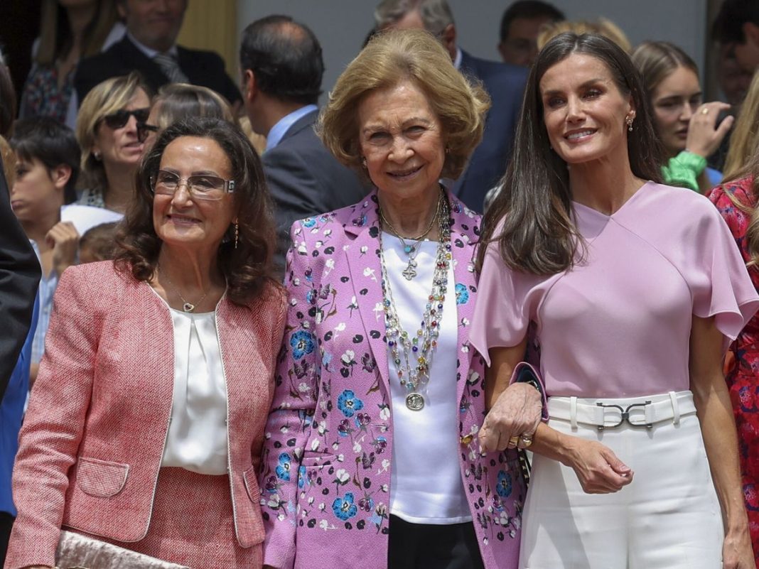 la reina sofia en la confirmacion de la infanta