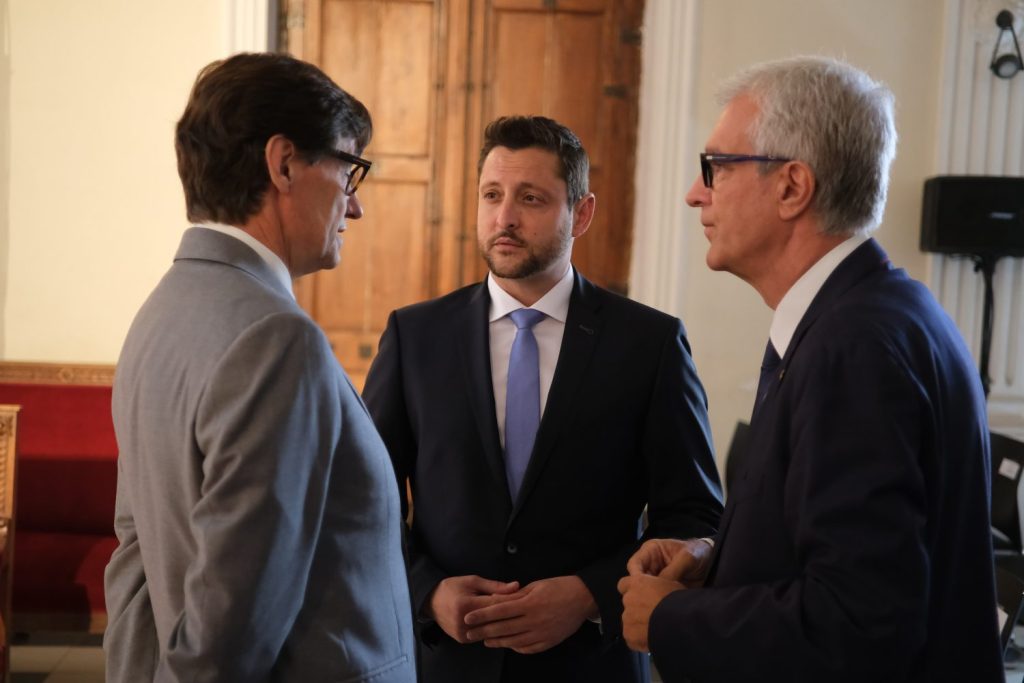 Rubén Viñuales de frente junto al líder del PSC, Salvador Illa