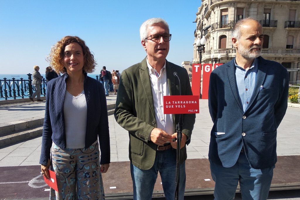 José Félix Ballesteros, en el centro, junto a Meritxell Batet, candidata del PSC por Barcelona