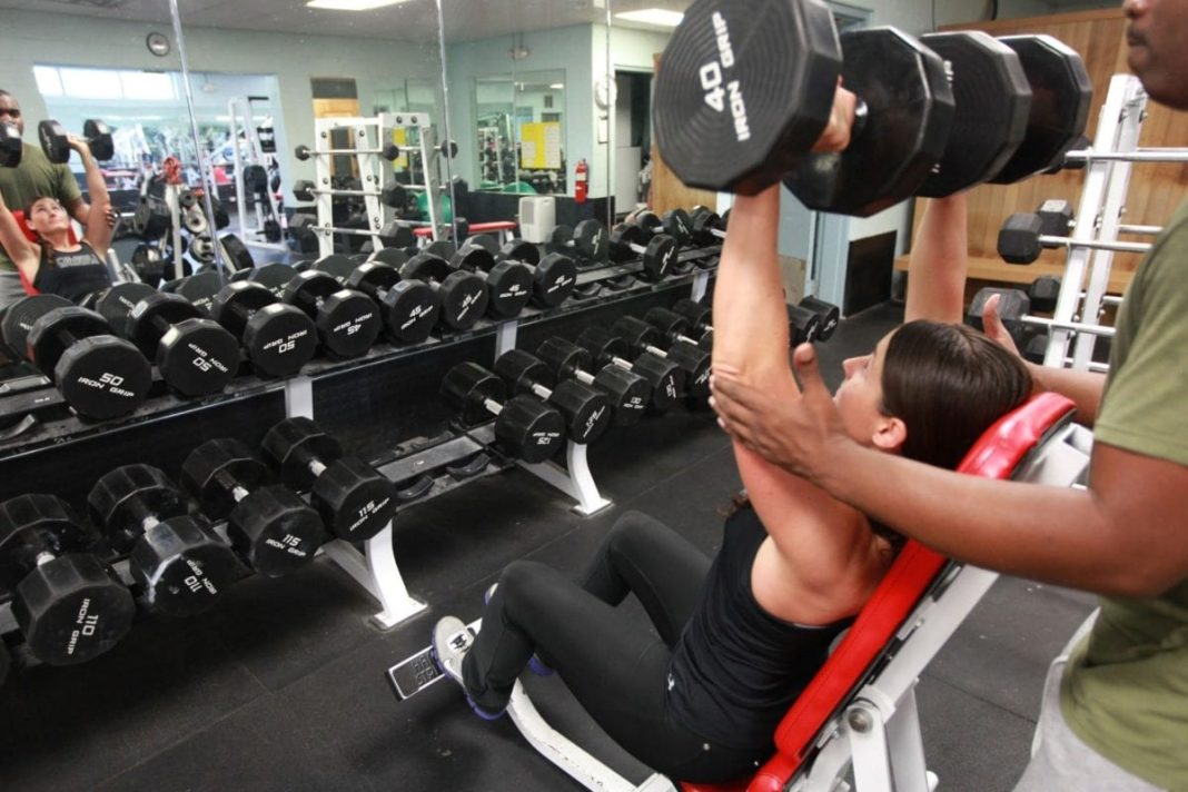 ir al gimnasio con amigos