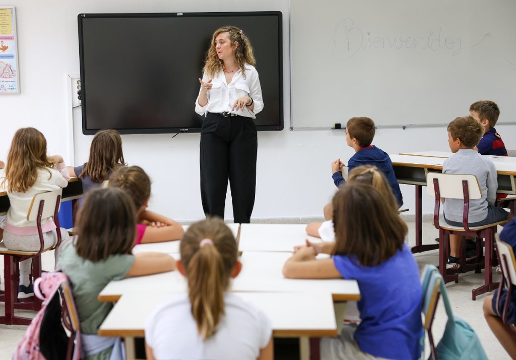 Los alumnos de un colegio de Arturo Soria, en Madrid, en el primer día del curso escolar