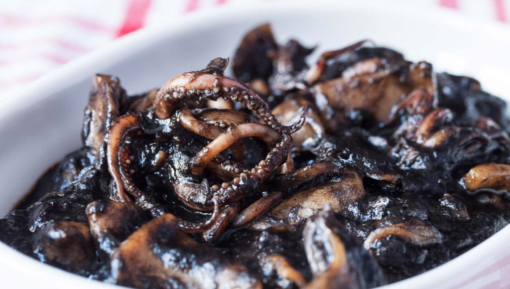 calamares en su tinta con sobrasada una deliciosa combinacion Moncloa