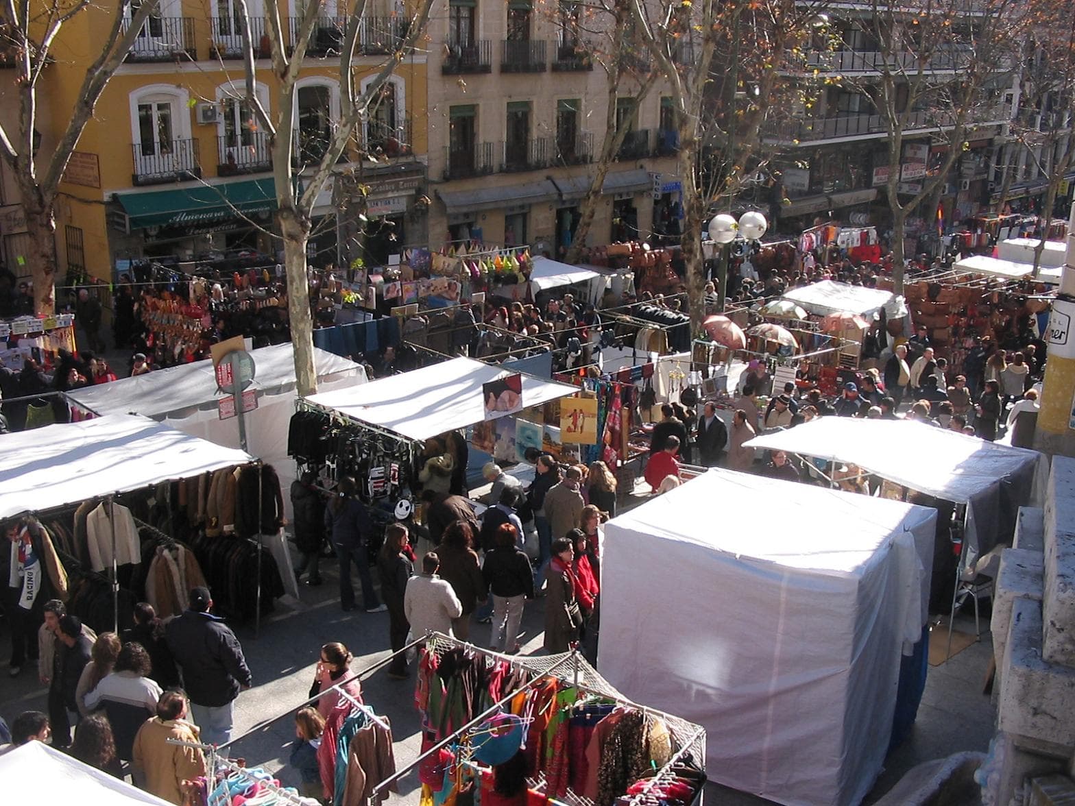 El Rastro es uno de los mercados más antiguos de Madrid, pero no por ello ha perdido vigencia. Hoy sigue siendo una fuente de tesoros ocultos para los conocedores, artistas, what it cost y curiosos. 