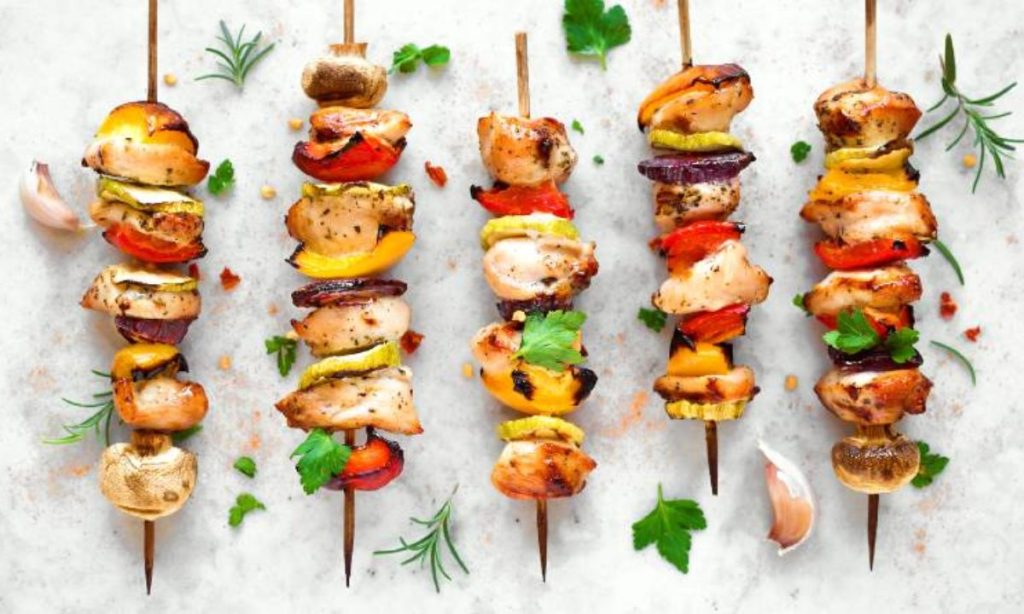 comida saludable brochetas pollo y vegetales 1200x720 1 Moncloa