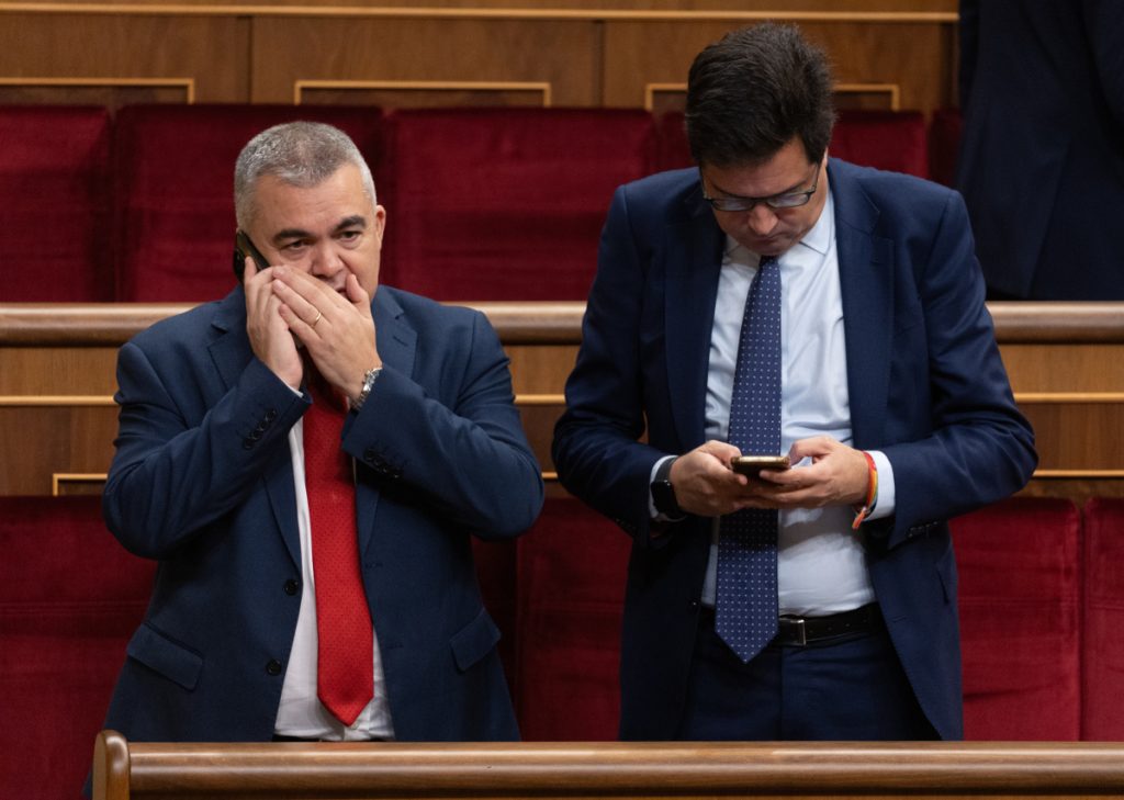 Santos Cerdán (izda) y Óscar López, número tres del PSOE y jefe de Gabinete de Pedro Sánchez, respectivamente