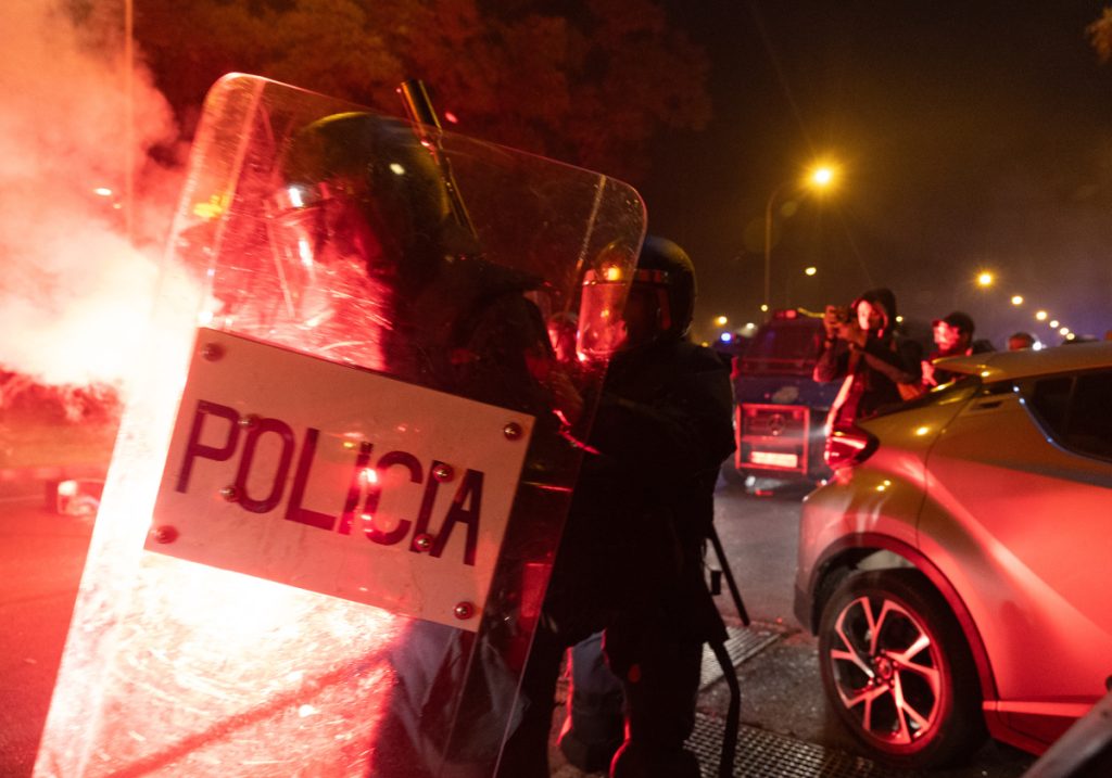 Las protestas en Ferraz por la amnistía acaban en una batalla campal