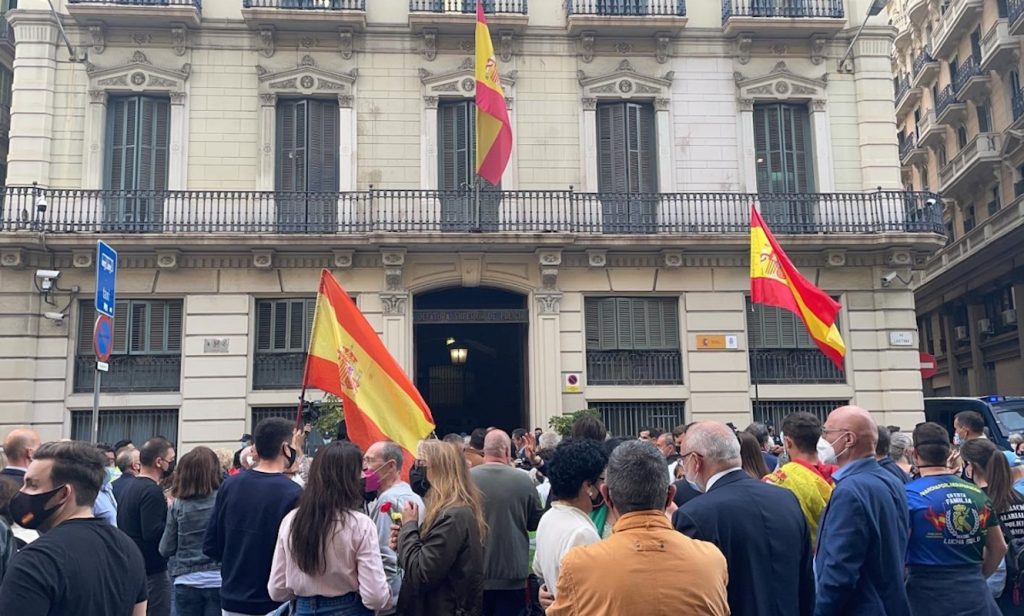 El pacto de PSOE con ERC y Junts apunta a la expulsión de la Policía Nacional en Barcelona