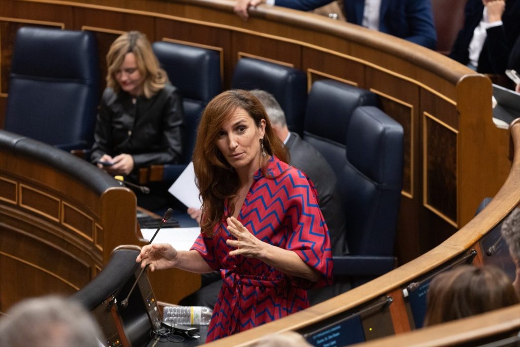 Mónica García, más centrada en la crema solar gratuita que en la Atención Primaria. | Foto: Europa Press