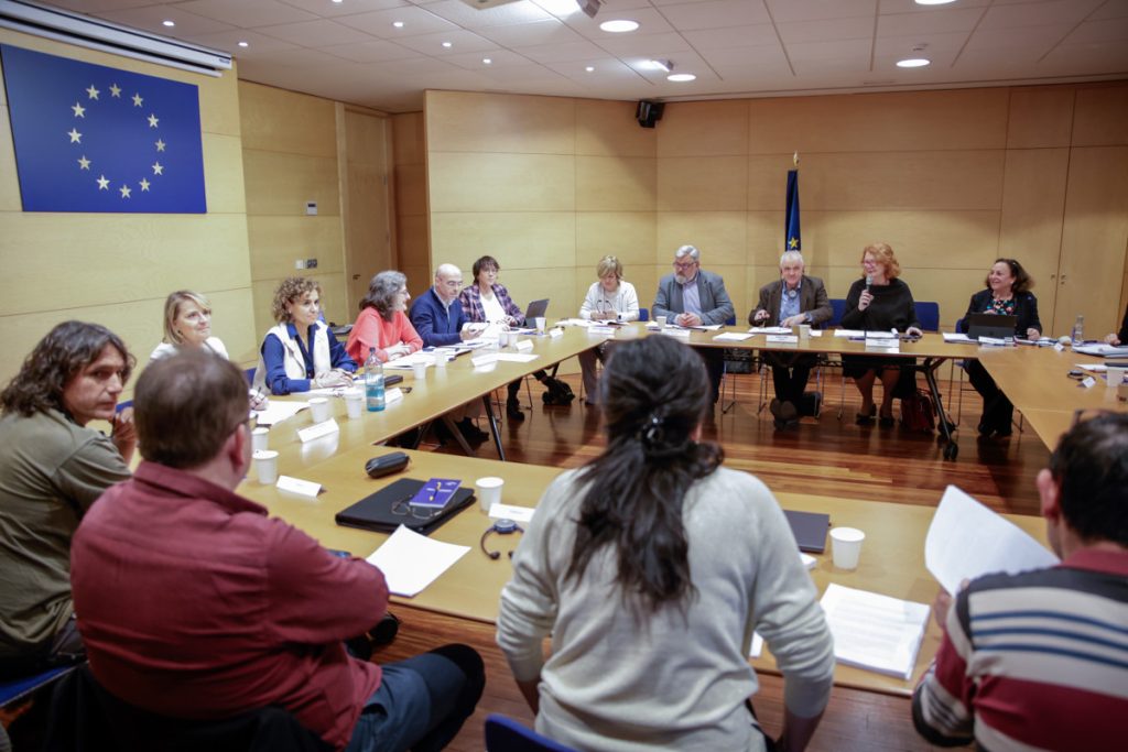 Dolors Montserrat, Maite Pagazartundua y Jorge Buxadé en la delegación de eurodiputados para examinar la imposición del catalán