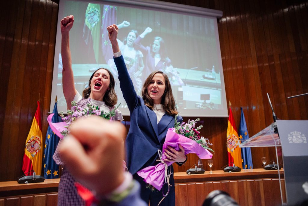 La secretaria general de Podemos, Ione Belarra (dcha), y la exministra de Igualdad, Irene Montero, hacen frente común contra Sumar y Yolanda Díaz