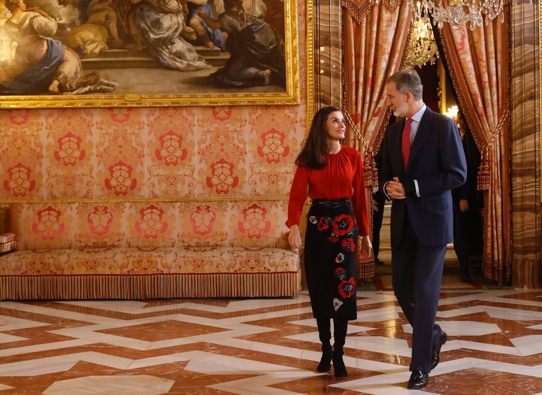 look falda estampado flores rojo letizia