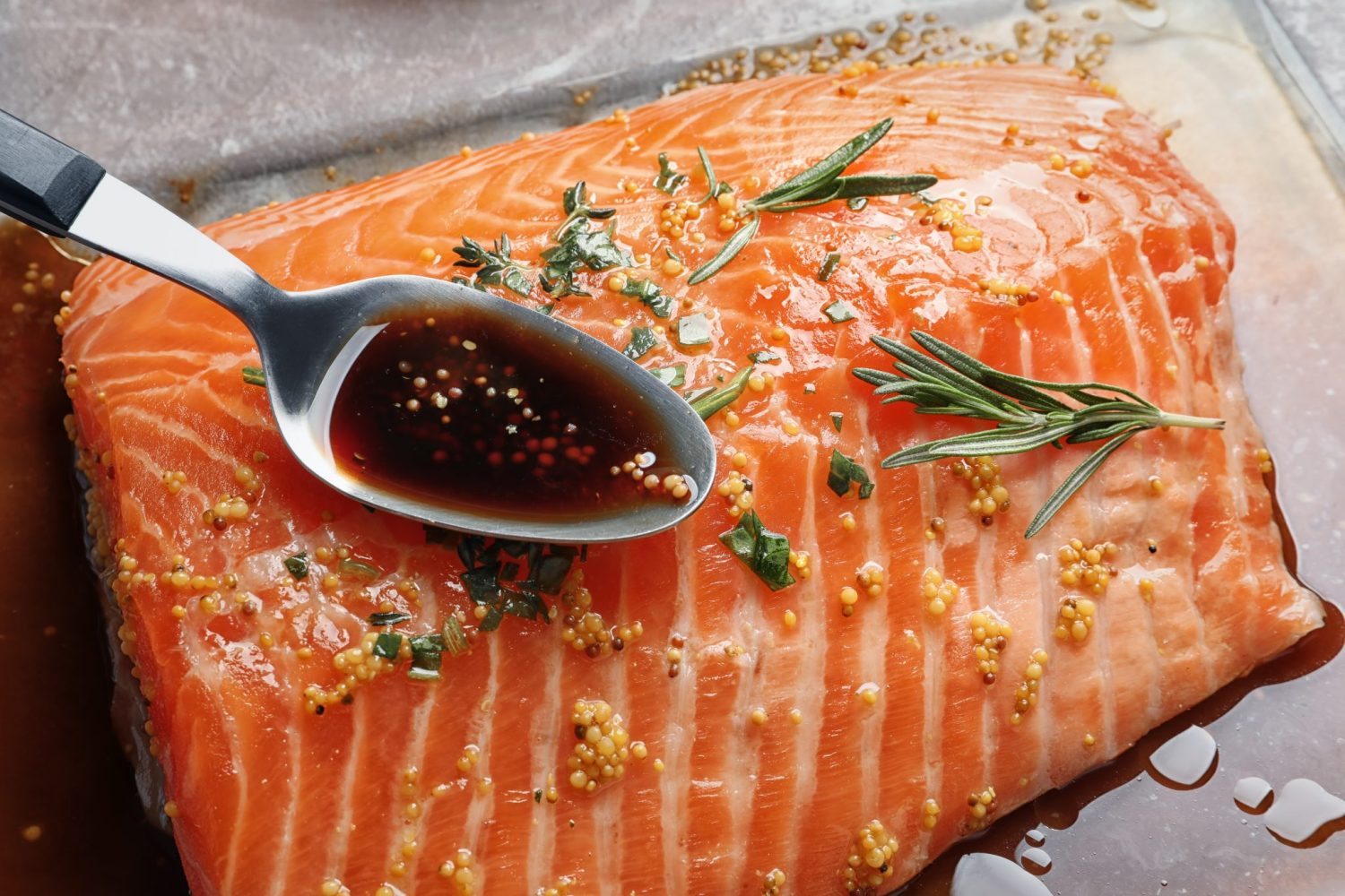 LA ELEGANCIA EN TU PLATO: SALMÓN MARINADO EN NAVIDAD