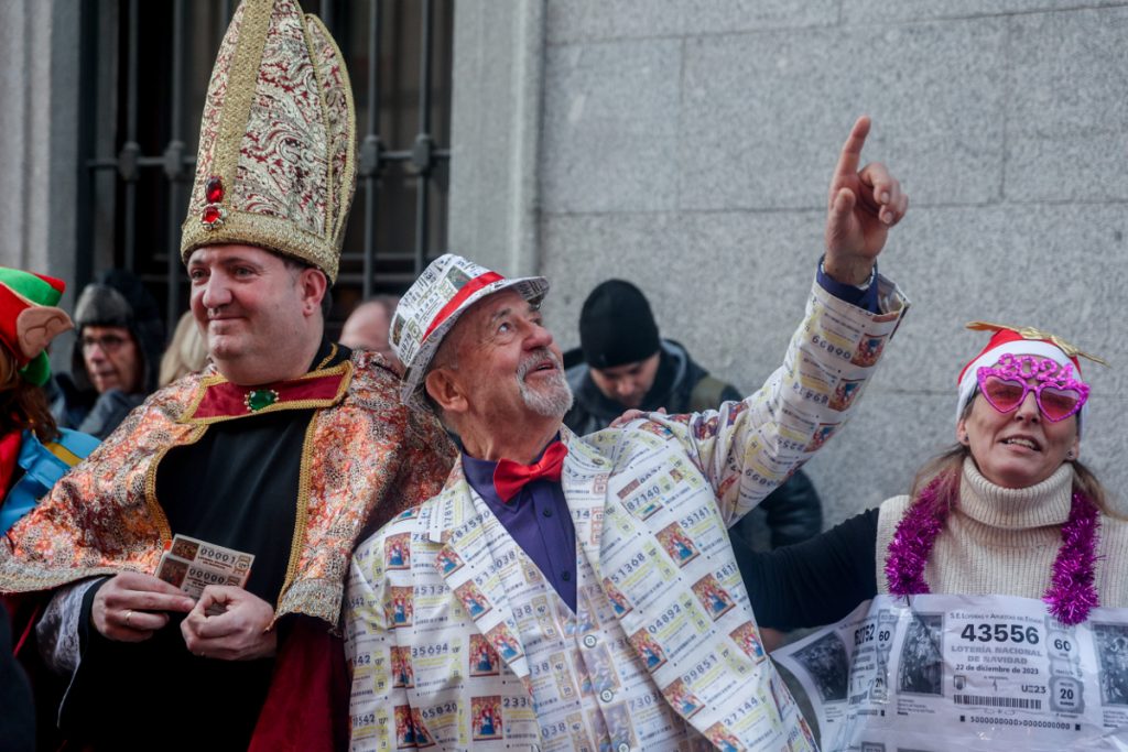 Los trajes extravagantes y vistosos llenan de color el Salón de Loterías para celebrar la llegada de El Gordo de Navidad