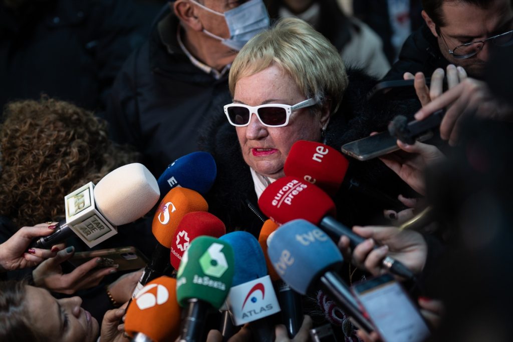 Celia Cogedor, madre de Santiago, tuvo palabras de agradecimiento en el aeropuerto./Europa Press.