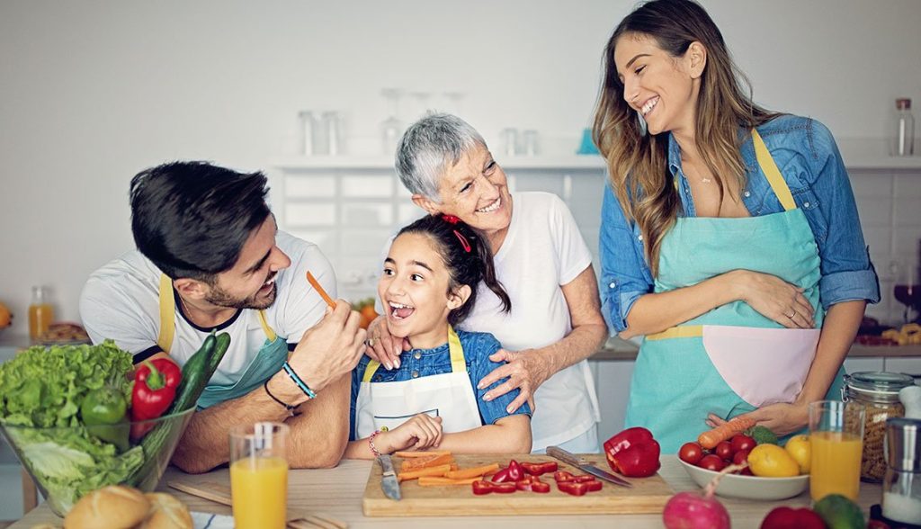 familia cocinando 1 Moncloa