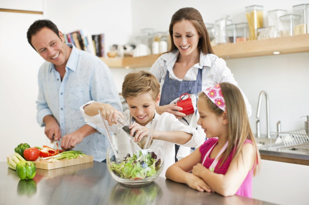 familia cocinando 4 Moncloa