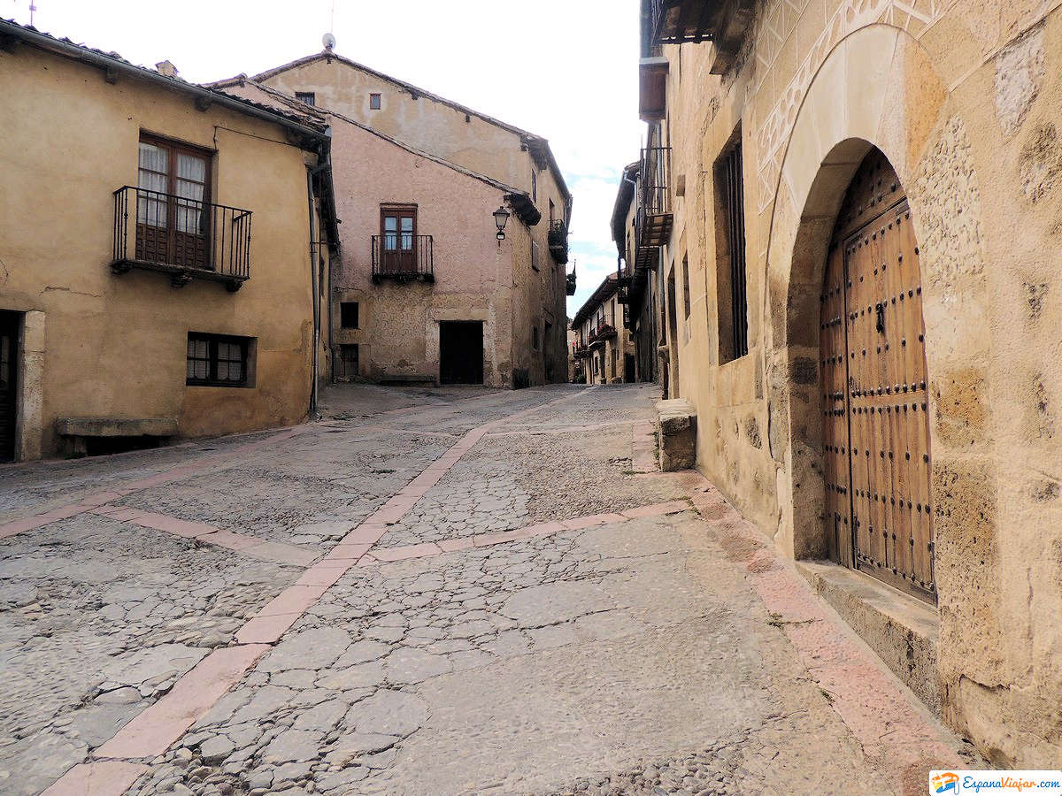 EL PASEO POR LAS CALLES EMPEDRADAS