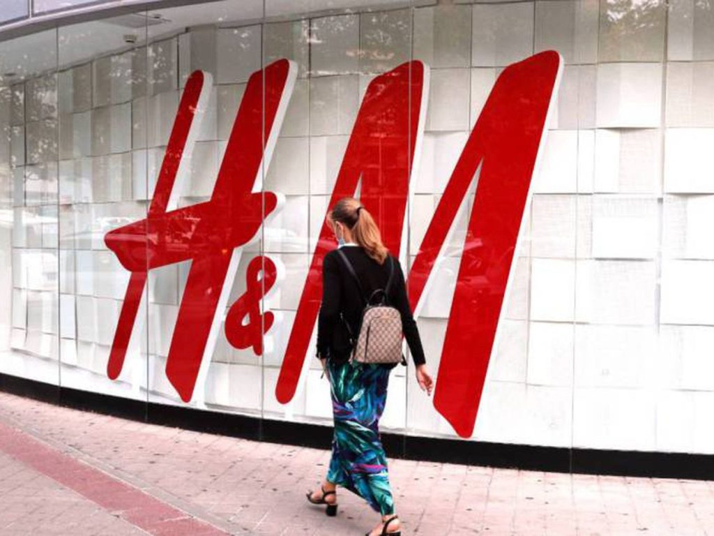 H&M tiene el mini bolso cruzado de moda por solo 25,99€