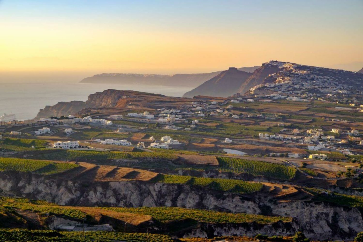 CONECTANDO CON LA TIERRA: LA AGRICULTURA EN SANTORINI