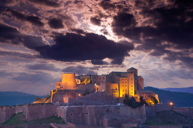 PARADOR DE CARDONA LEYENDAS QUE OCULTAN SUS MUROS: 