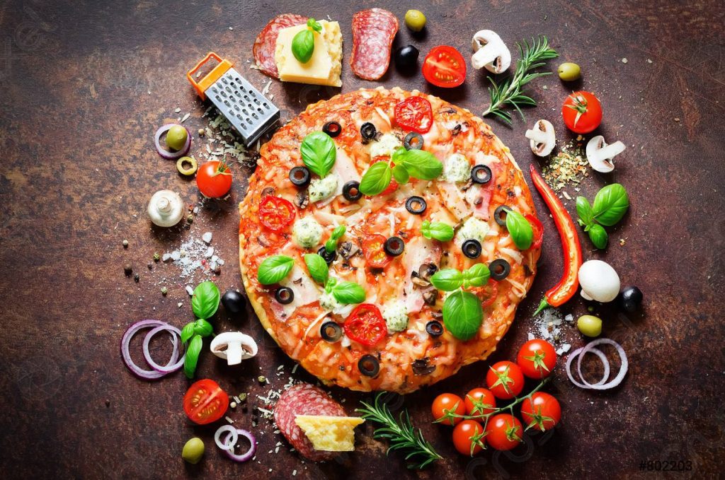 pizza con diversos ingredientes Moncloa