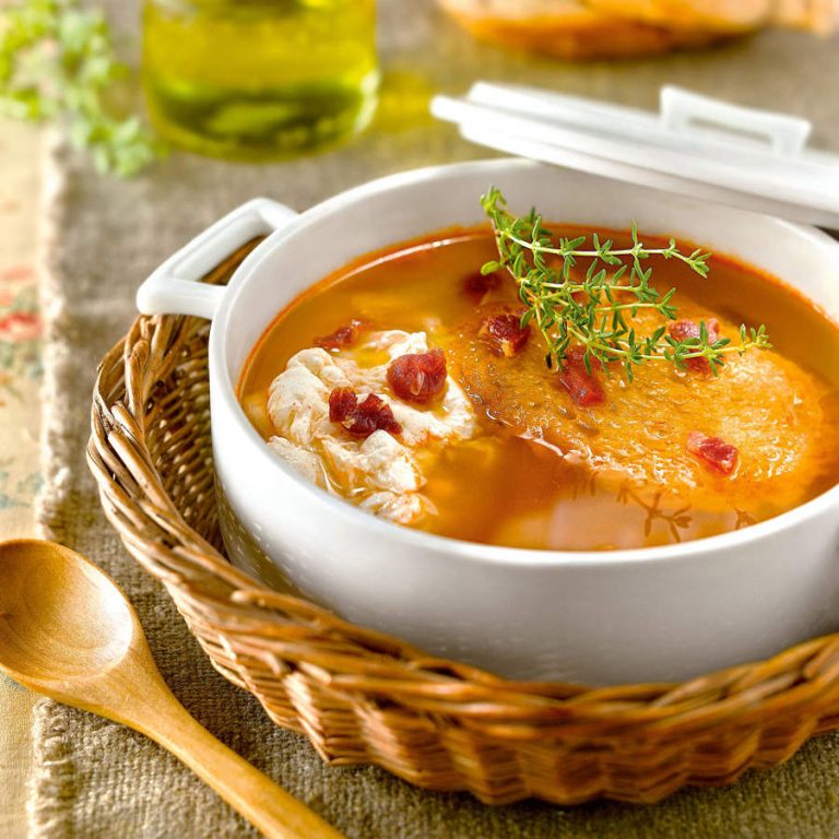 Sopa de ajo con pimentón y chorizo: Una receta tradicional de la abuela, que está para chuparse los dedos