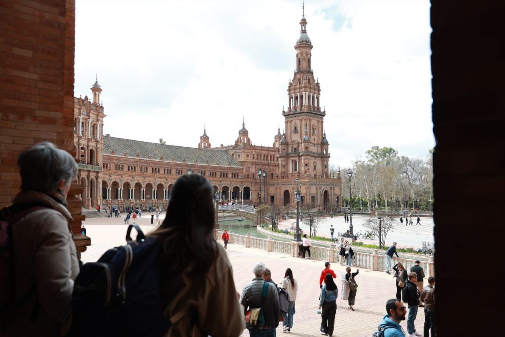 El PSOE eleva al Congreso la propuesta del PP de "privatizar" la Plaza de España de Sevilla