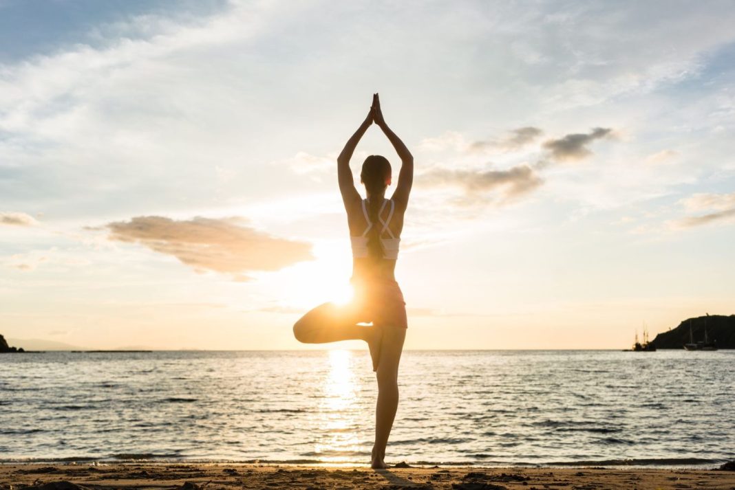 Posturas de yoga que todo principiante debe conocer para brillar