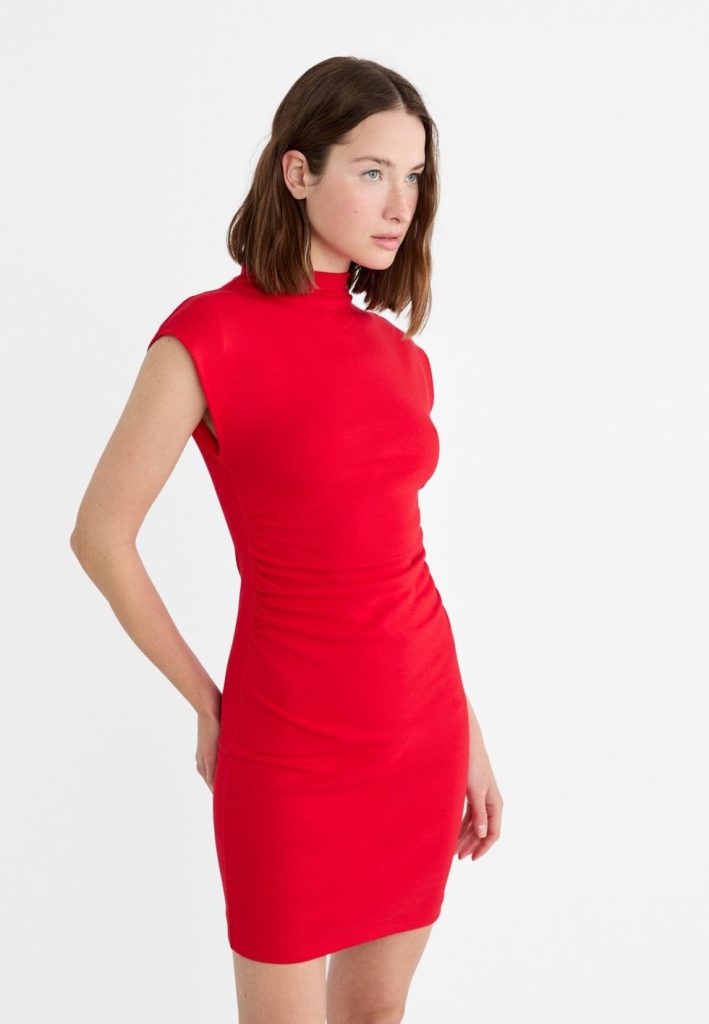 Stradivarius: vestido rojo drapeado por 20 euros