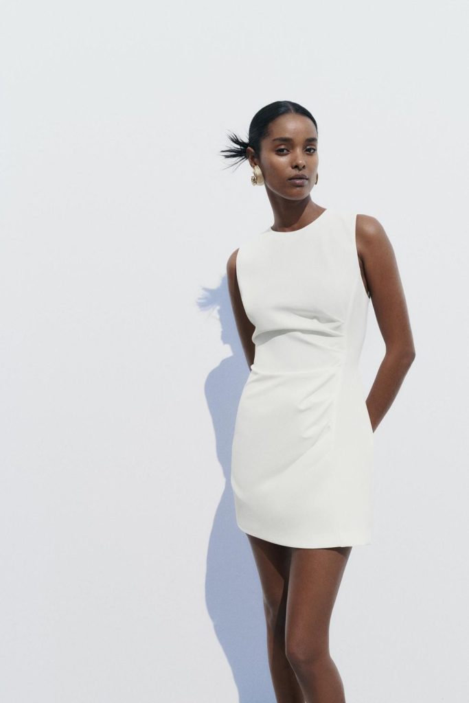 Zara: vestido blanco drapeado por 30 euros