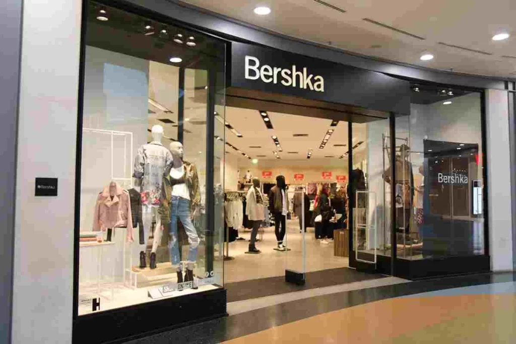 Te mostramos el bañador cut out de Bershka: La tendencia que está revolucionando las playas